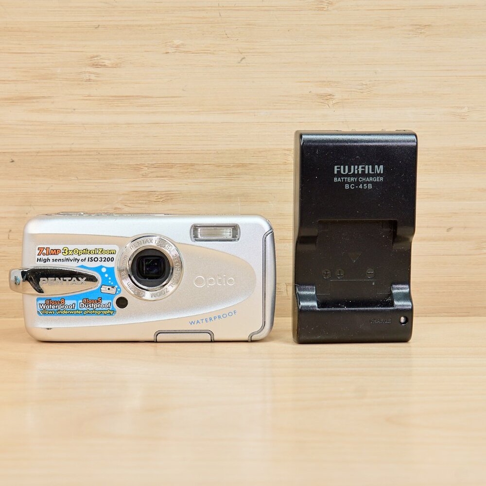 Share PENTAX Optio W30 Waterproof 7.1MP Digital Camera Silver Read Description